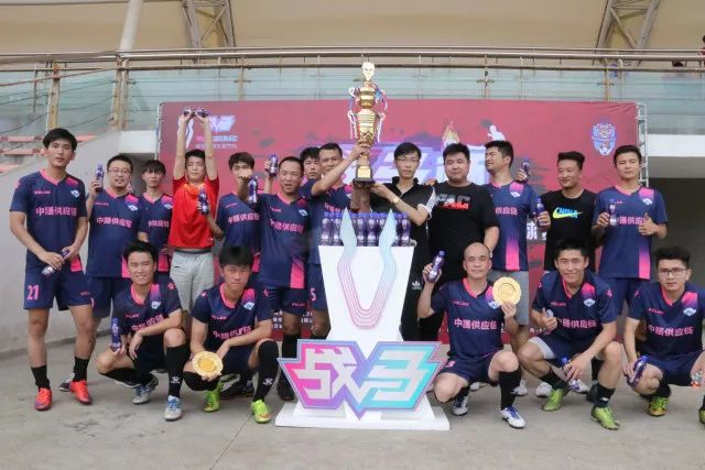 六年相伴的代价：助理与明星的庭审与红毯
