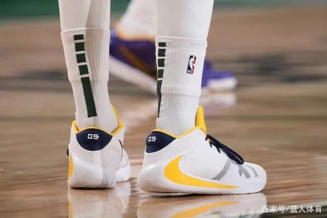 周琦现身球场观战国安对云南玉昆