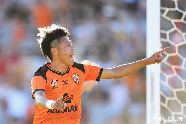李乃文现身重庆手机店 赌博新潮三折叠屏