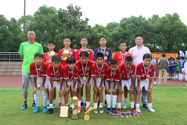 李昊与布尼亚明：在广州追逐足球梦想的故事
